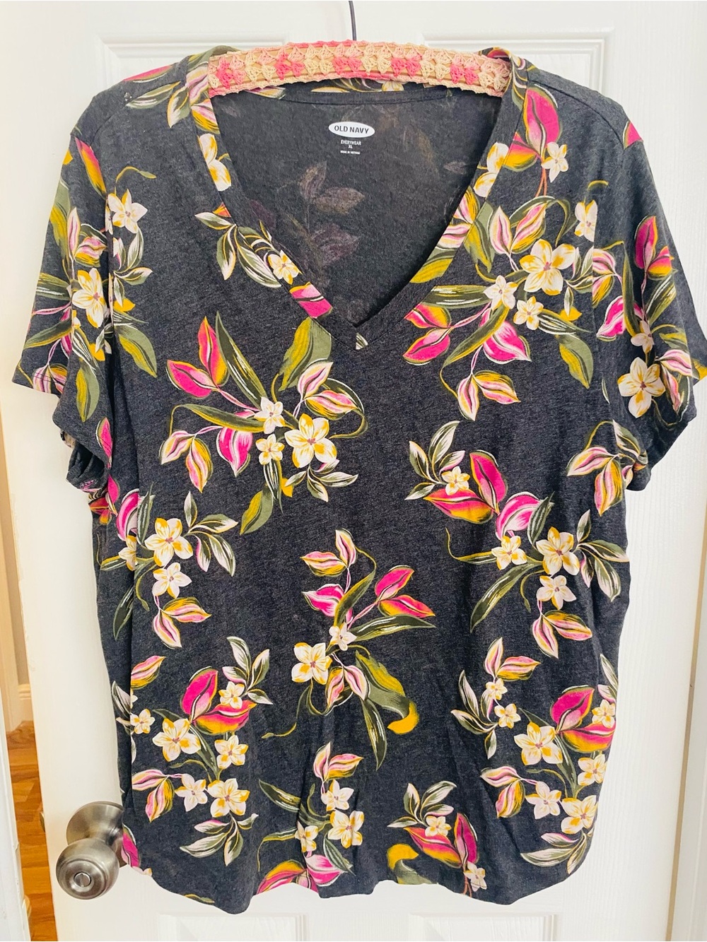 Old Navy Charcoal Floral V-Neck Tee with Pink and Yellow Accents XL Make Bundle